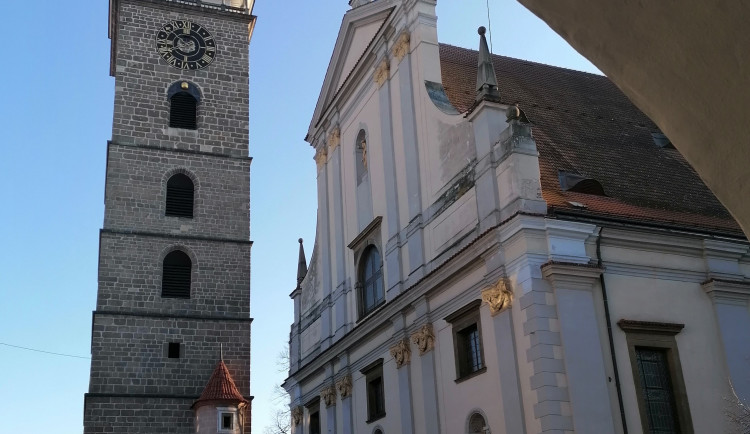 Rok od první oběti pandemie. Na památku se rozezní zvony