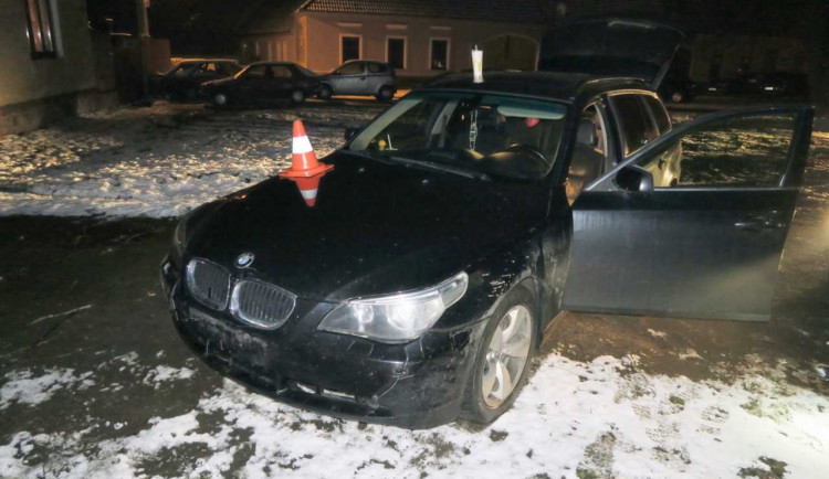 Další honička na jihu Čech. Řidič ujížděl policistům jen pár kilometrů, poté havaroval a utekl