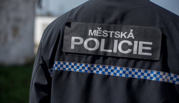 Z baru byly slyšet hlasy a hlasitá hudba. Policie uvnitř našla třicet hostů