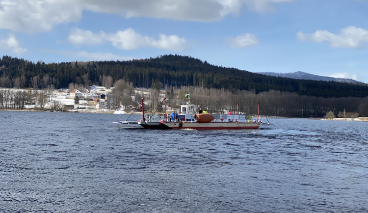 Na hladinu lipenské přehrady se vracejí přívozy.
