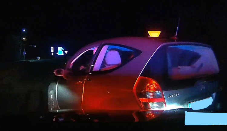 Kličkujícího seniora zastavila policie. Řekl, že musí odjet a od kontroly ujel