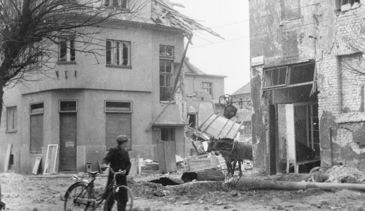 Před 76 lety se cílem spojeneckých náletů stala jihočeská nádraží.