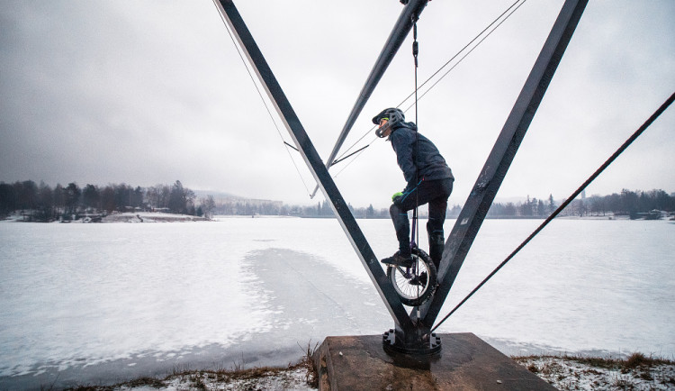 (NE)OBYČEJNÍ: Aleš Sedláček propadl jízdě na jednokolce. Sjel na ní Ještěd i Dobračku