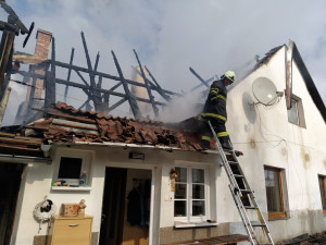 Majitel hořícího domu odmítl pomoc od záchranných složek