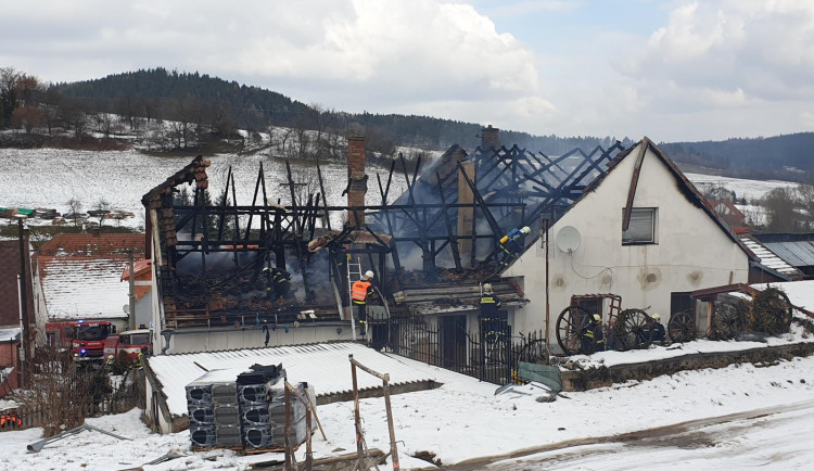 Majitel hořícího domu odmítl pomoc od záchranných složek