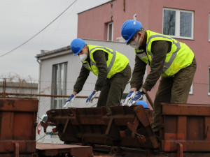 Strakoničtí vojáci nakládali techniku na železnici. Rozhodovaly milimetry i lidská důvěra