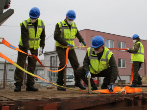 Strakoničtí vojáci nakládali techniku na železnici. Rozhodovaly milimetry i lidská důvěra