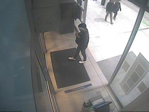 Mistr převleků skončil ve vazbě. Z cizích účtů vybral více než milion korun