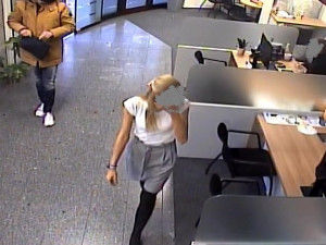 Mistr převleků skončil ve vazbě. Z cizích účtů vybral více než milion korun