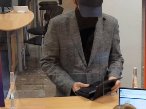 Mistr převleků skončil ve vazbě. Z cizích účtů vybral více než milion korun