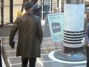 Mistr převleků skončil ve vazbě. Z cizích účtů vybral více než milion korun