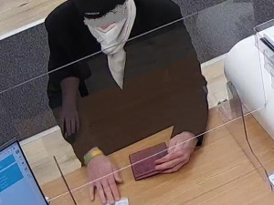 Mistr převleků skončil ve vazbě. Z cizích účtů vybral více než milion korun