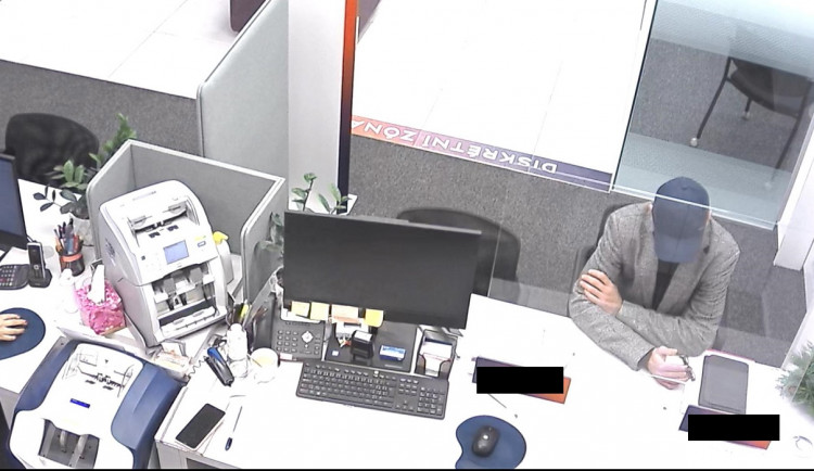 Mistr převleků s falešnými doklady skončil ve vazbě. Z cizích účtů vybral více než milion korun.