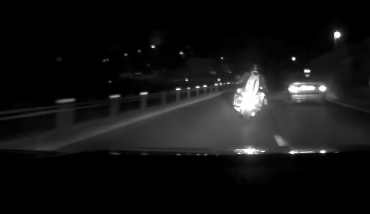 Motorkář ujížděl policii dvacet kilometrů. Osudnou se mu stala lesní cesta