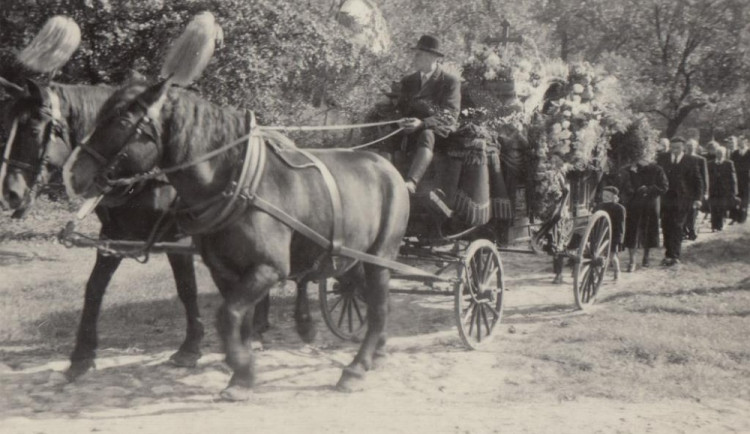 Oprátka několikanásobného vraha, upíři a rakve. Výstava v Turnově přibližuje smrt v Pojizeří