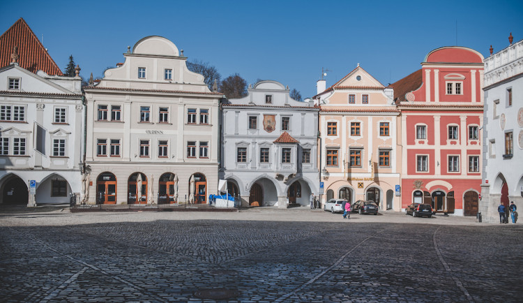 Český Krumlov odpustí kvůli covidu poplatky za předzahrádky