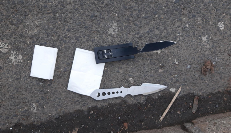 Opilec vyhrožoval zaměstnankyním benzínky, že je znásilní a zabije. Troufl si i na policisty