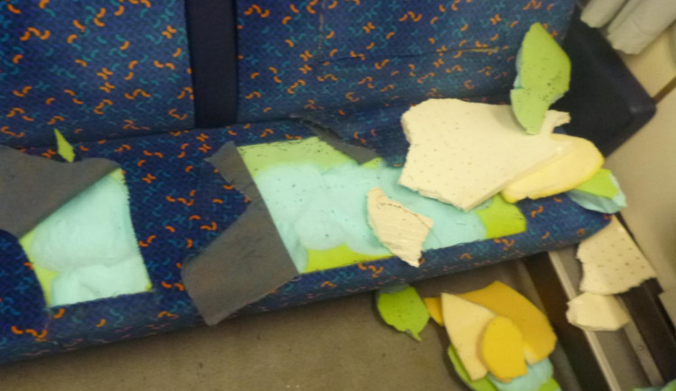 Neznámý vandal ničí sedadla ve vlacích. Policie pátrá po svědcích, kteří mohou pomoci k jeho dopadení.