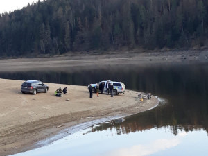 Při prohledávání Orlíku našli policejní potápěči tři lidská těla