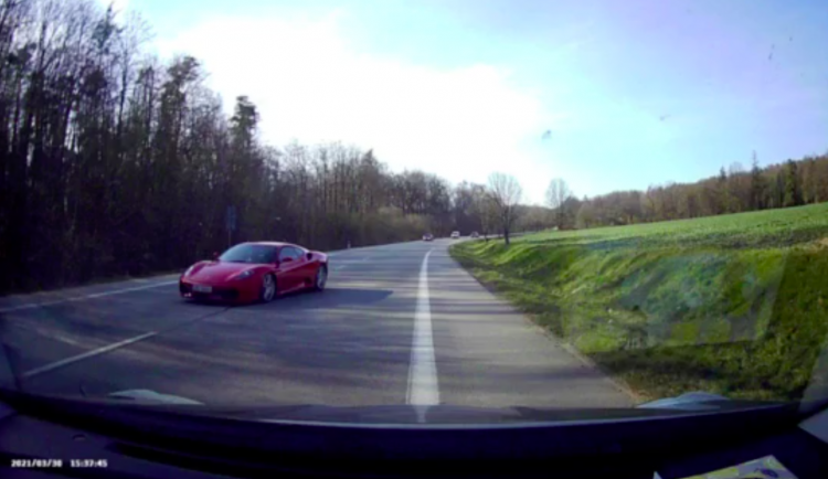 Řidič ferrari vjel do protisměru a málem naboural protijedoucí auto. Nebezpečnou situaci zachytila palubní kamera