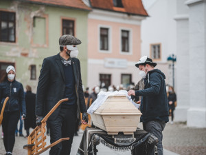 Zvony kostelů v Českých Budějovicích od čtvrtka nahradily zvuky velkých hrkaček