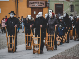 Zvony kostelů v Českých Budějovicích od čtvrtka nahradily zvuky velkých hrkaček