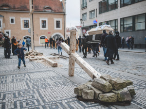 Zvony kostelů v Českých Budějovicích od čtvrtka nahradily zvuky velkých hrkaček