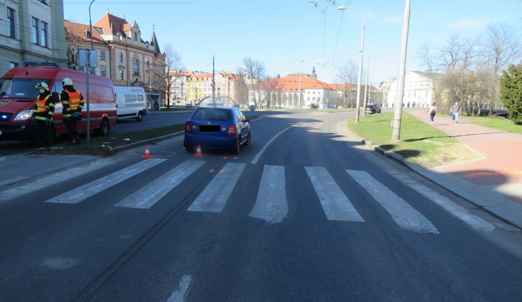Sražený chodec v nemocnici zemřel. Případ vyšetřují kriminalisté