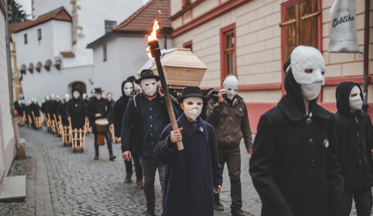 Zvony kostelů v Českých Budějovicích od čtvrtka nahradily zvuky velkých hrkaček