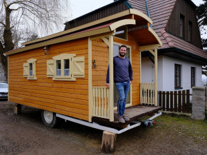 Za šest měsíců proměnil Ondřej Vácha maringotku v rodinný klenot, teď se mu hrnou další zakázky