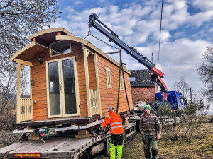 Transport maringotky na pozemek.