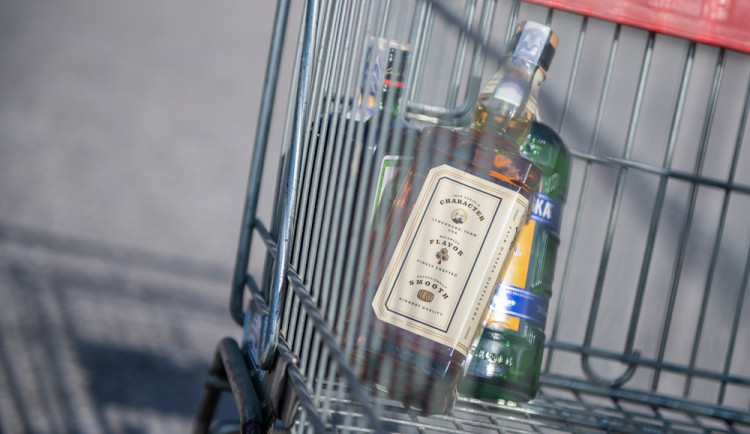 Nákup alkoholu a tabáku není podle ČOI pro mladistvé problém. U 3 ze 4 kontrol zjistila pochybení