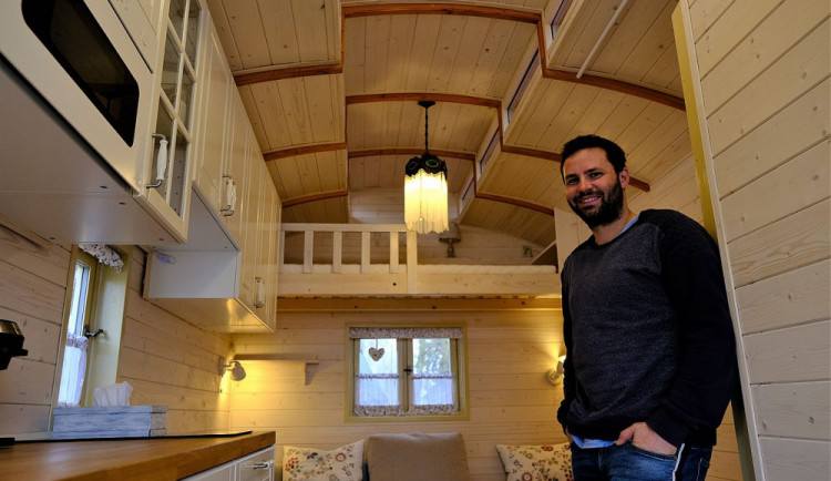 Za šest měsíců proměnil Ondřej Vácha maringotku v rodinný klenot, teď se mu hrnou další zakázky