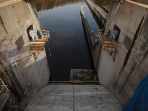 Hněvkovická přehrada prochází rekonstrukcí. Stavbaři svářejí pod vodou.