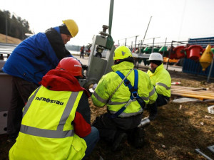 Hněvkovická přehrada prochází rekonstrukcí. Stavbaři svářejí pod vodou.