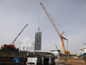 Hněvkovická přehrada prochází rekonstrukcí. Stavbaři svářejí pod vodou.