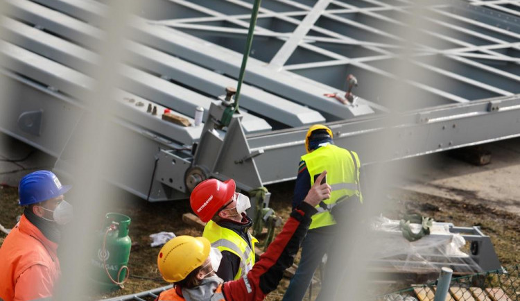 Hněvkovická přehrada prochází rekonstrukcí. Stavbaři svářejí pod vodou.