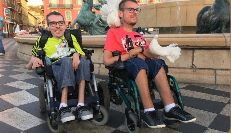 Na hendikepované bratry tvrdě dopadl covid. Nyní hledají pomoc.