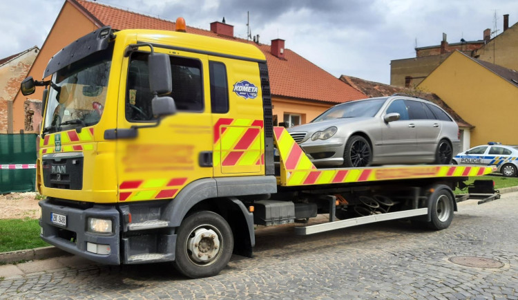 Jedu psovi pro granule a srazil jsem srnu, sdělil řidič bez papírů policistům