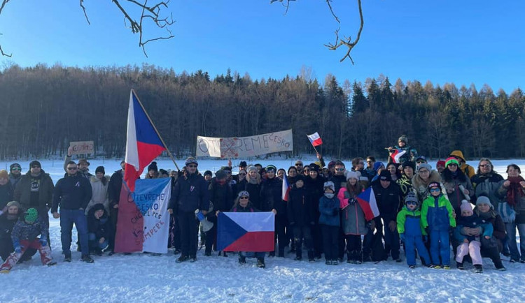 Neposílejte děti do školy, podmínky návratu porušují zákon, vyzývá hnutí Chcípl PES