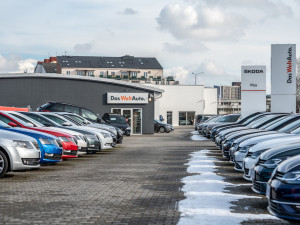 Zájem o ojeté vozy stále roste, potvrzují prodejci. S nákupem doporučují neotálet