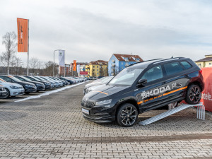 Zájem o ojeté vozy stále roste, potvrzují prodejci. S nákupem doporučují neotálet