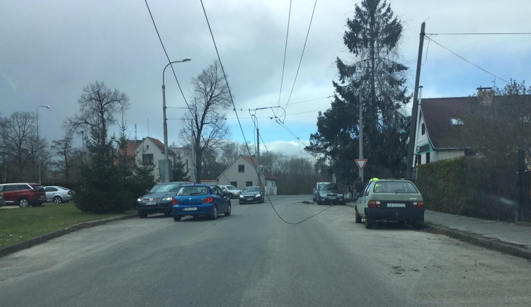 Část Lidické třídy je uzavřená. Nákladní automobil strhl troleje, které poškodily další auta