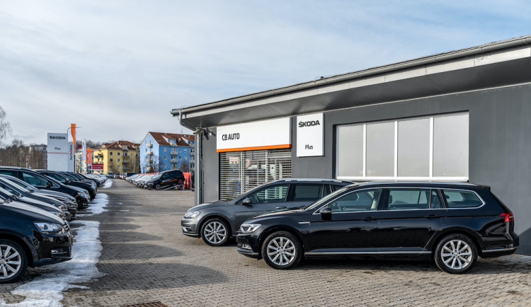 Zájem o ojeté vozy stále roste, potvrzují prodejci. S nákupem doporučují neotálet