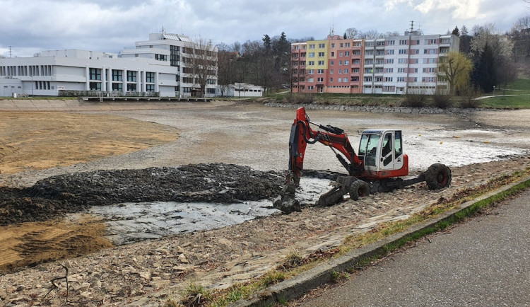 Na Hornobránském rybníku začala oprava výpusti. Práce potrvají do května
