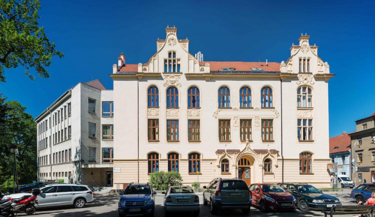 Budějckou obchodku čeká částečná rekonstrukce. Kraj nechá vyměnit rozvody vody a topení, upraví také chodby