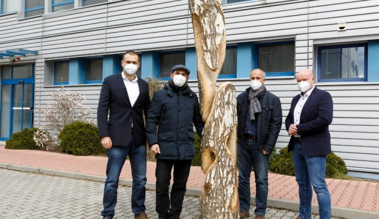Městská charita darovala teplárně dřevěnou sochu. Jako poděkování za podporu Budějcké stravenky pro lidi bez domova