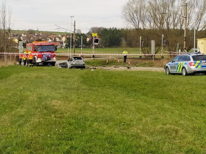 Další nehoda na železnici. Mezi Budějcemi a Hlubokou se střetl nákladní vlak s automobilem
