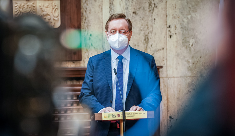 Shromažďování až dvaceti lidí? Nový ministr posoudí, zda setkávání opět neomezit.