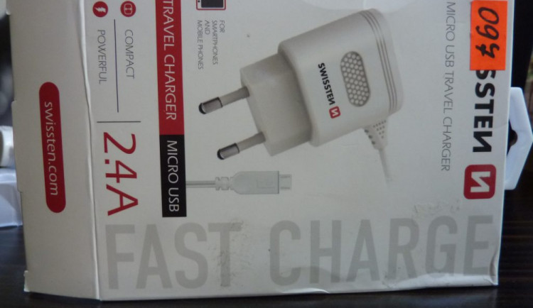 Inspektoři zakázali prodej nebezpečné USB nabíječky. Při použití hrozí úraz vysokým proudem.